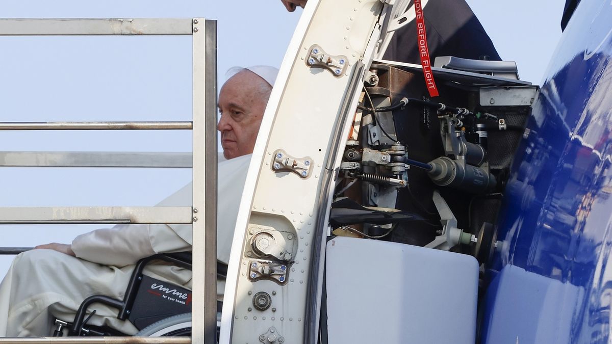 Papež se vydal do Kanady na „cestu pokání“. Chce mluvit o obětech z církevních škol