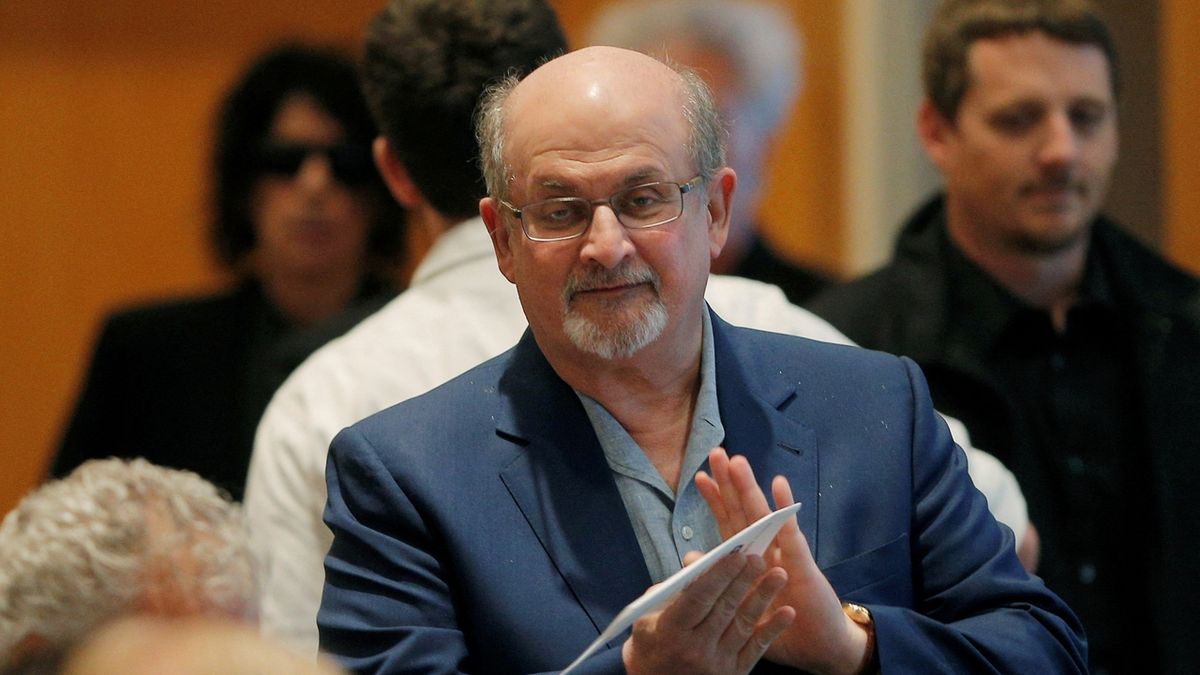Muže, který zaútočil na Rushdieho, obvinili z pokusu o vraždu