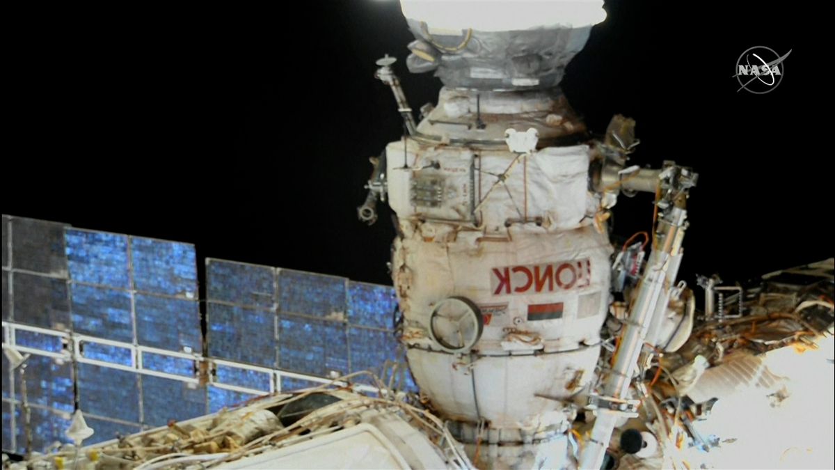 Ruští kosmonauti pracovali venku u ISS skoro osm hodin