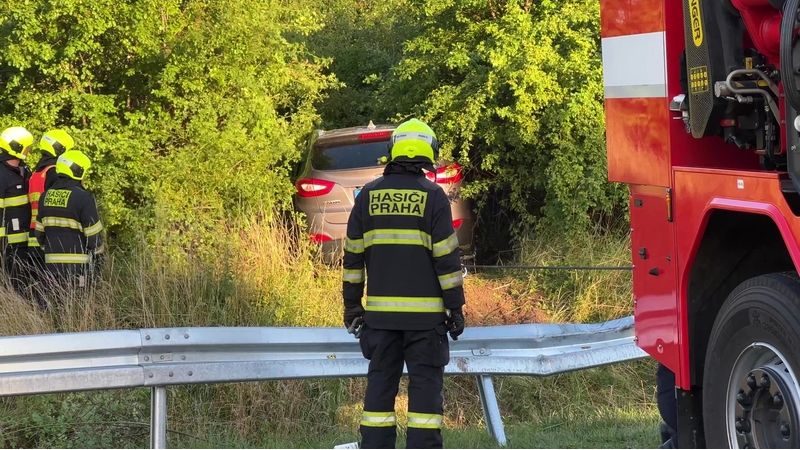 Řidička na Pražském okruhu vylétla ze silnice. Dvě ženy a dvě děti jsou zraněny