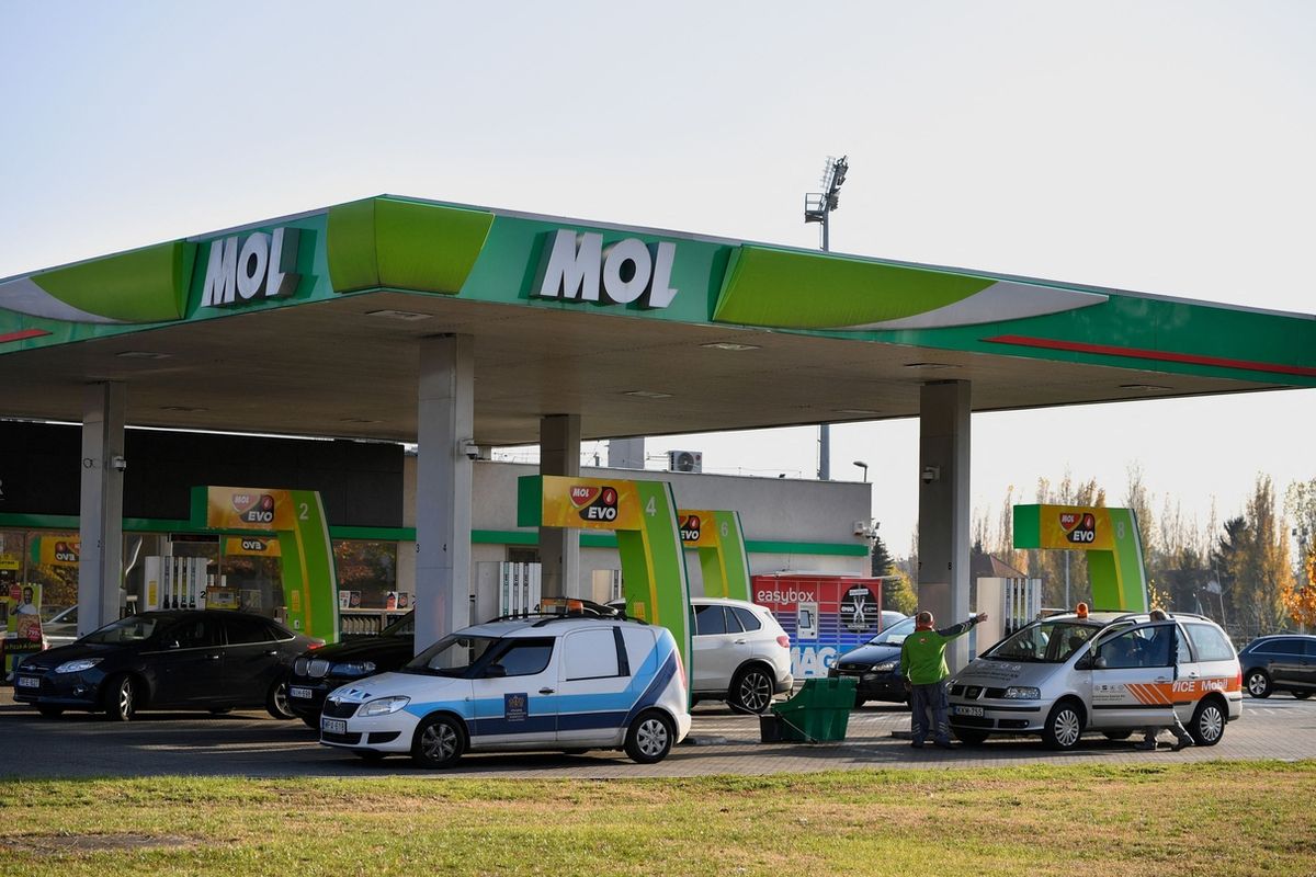 Maďarská vláda opět tlačí prodejce ke snížení cen benzinu