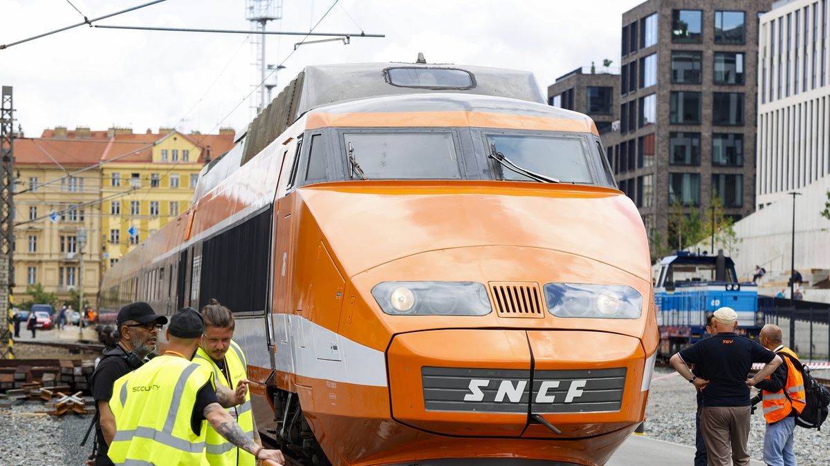 Jako symbol vysokorychlostní železnice v Evropě představila v červnu Správa železnic veřejnosti prezentační jednotku francouzského rychlovlaku TGV.