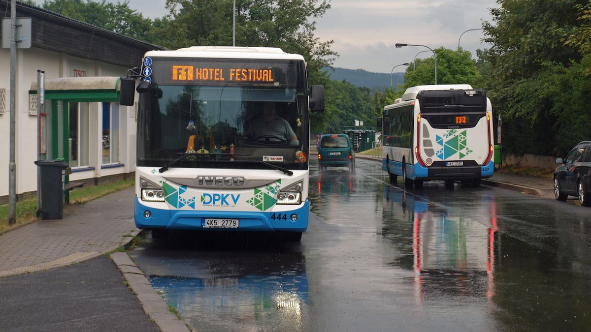 Nejenom pro baťůžkáře jezdí festivalové autobusové linky