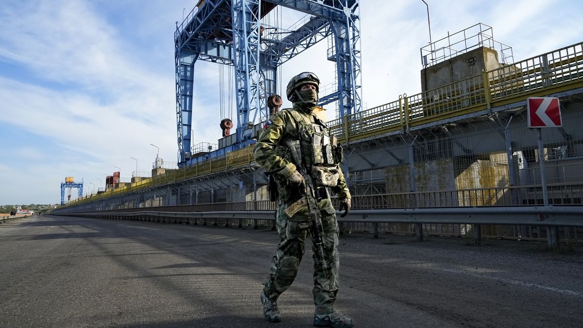 Ruský voják na hlídce u hydroelektrárny v Nové Kachovce 
