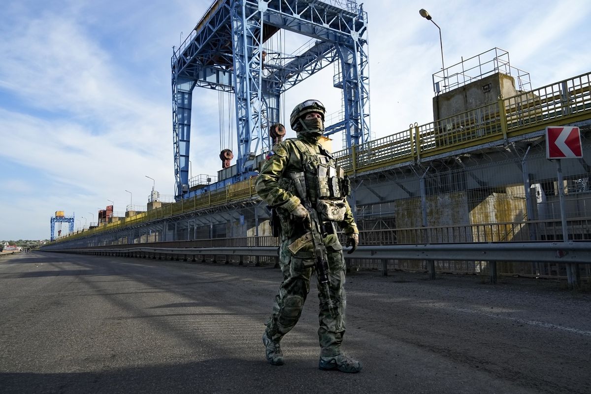 Ruský voják na hlídce u hydroelektrárny v Nové Kachovce 