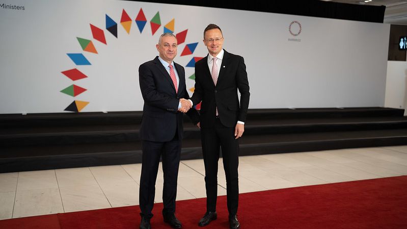Plivnutí do tváře. Maďarský ministr zamířil z pražského zasedání EU rovnou do Moskvy