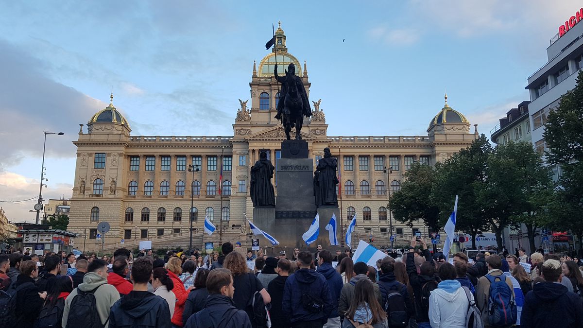 Rusové v centru Prahy demonstrovali proti Putinovi
