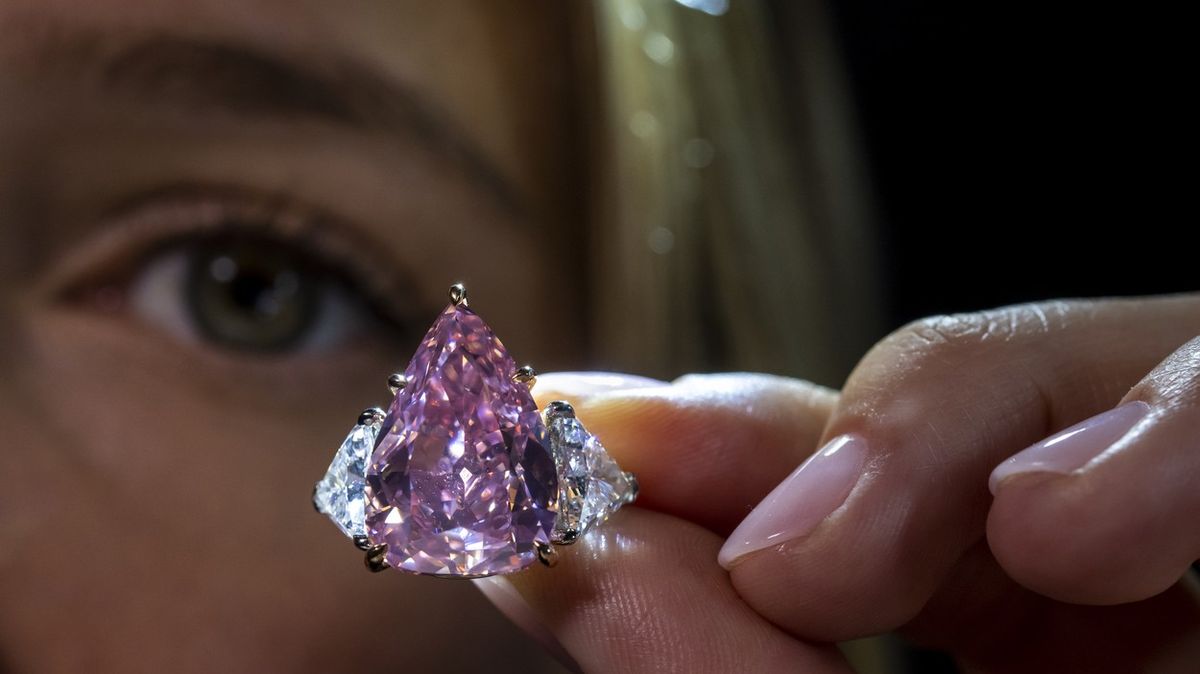 Růžový diamant se prodal za 700 milionů