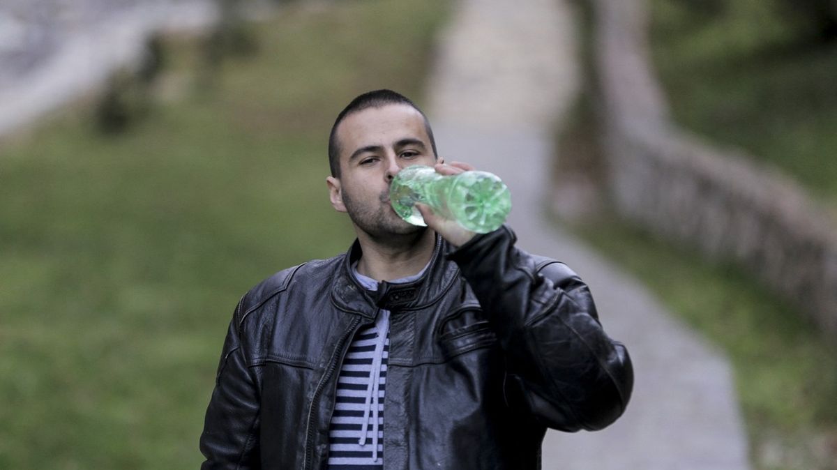 Mladík z Bosny kvůli žíznivce vypije 27 litrů vody denně