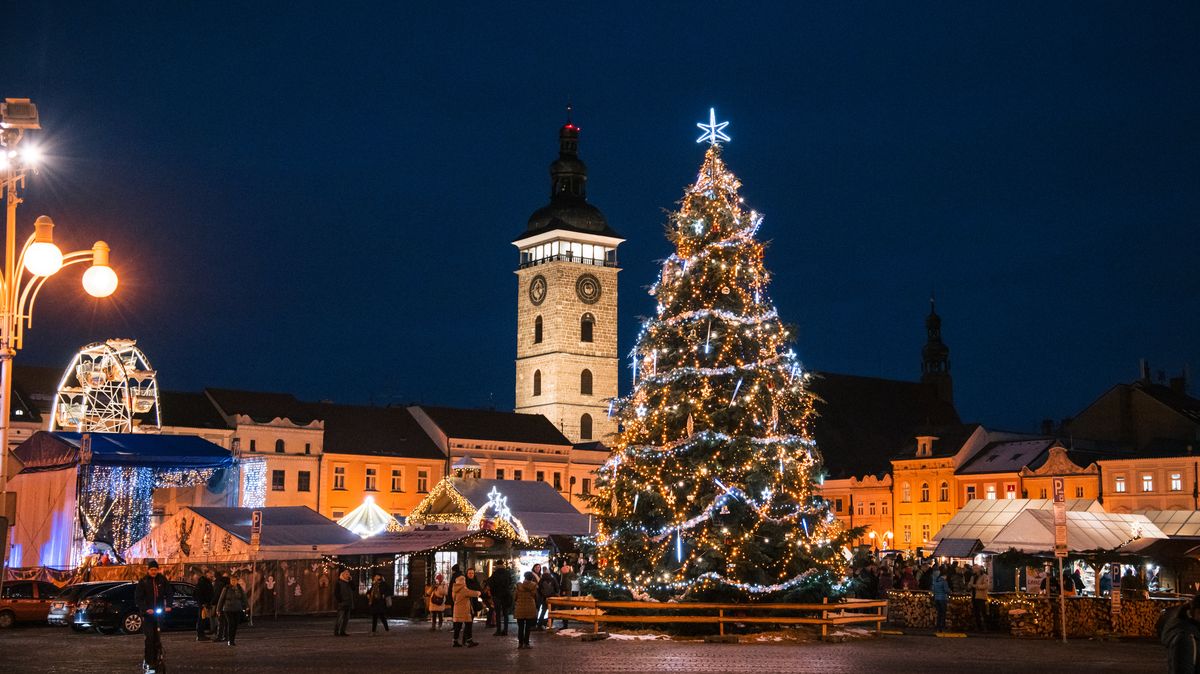 FOTO: Kluziště uprostřed náměstí a obří langoš, který jen tak nedojíte. Budějovické vánoční trhy jsou skromné, ale krásné