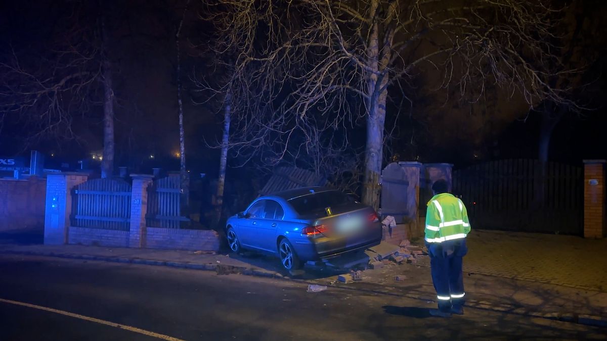 Řidič BMW projel v Praze plotem. Skončil v elektrickém rozvaděči