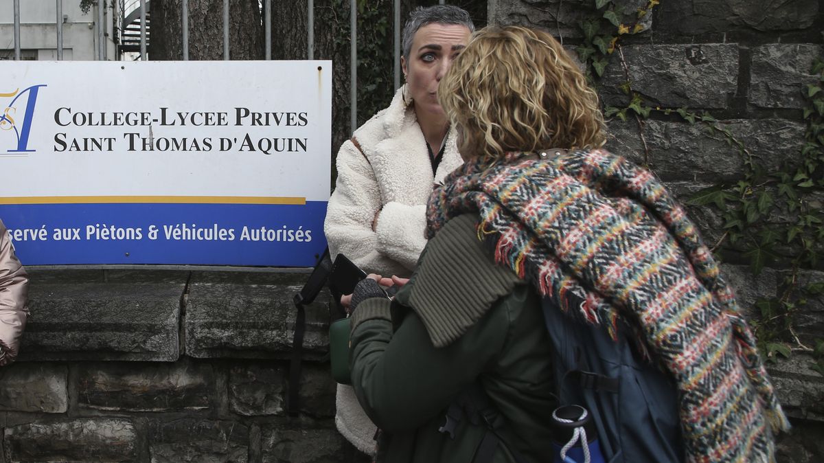 Student katolické školy ve Francii ubodal učitelku. Tvrdí, že byl posedlý