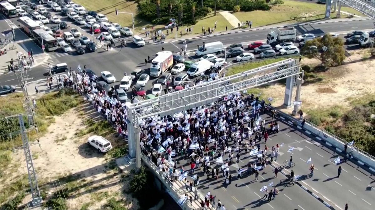 I manifestanti in Israele bloccano l’aeroporto, il volo di Netanyahu per l’Italia è in ritardo