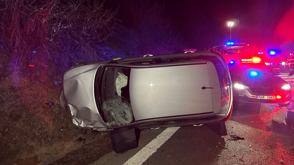 Při hromadné nehodě na dálnici D6 u Jenče jeden člověk zemřel a další se zranil