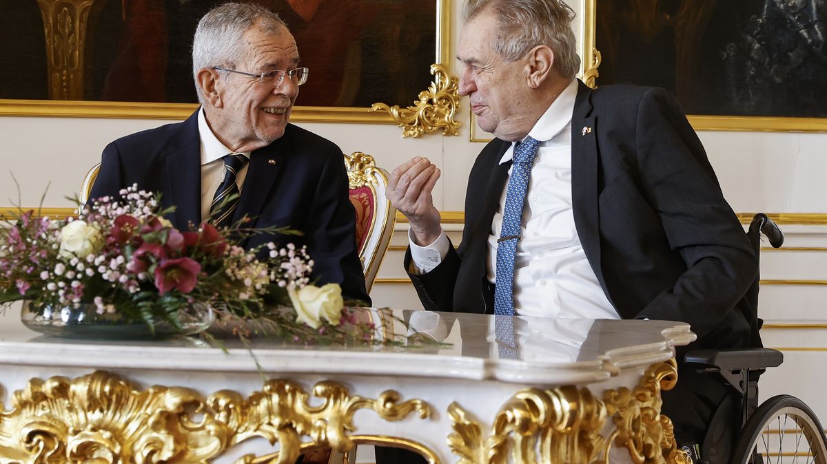 Zeman přijal na Hradě Van der Bellena. Vyměnili si vyznamenání