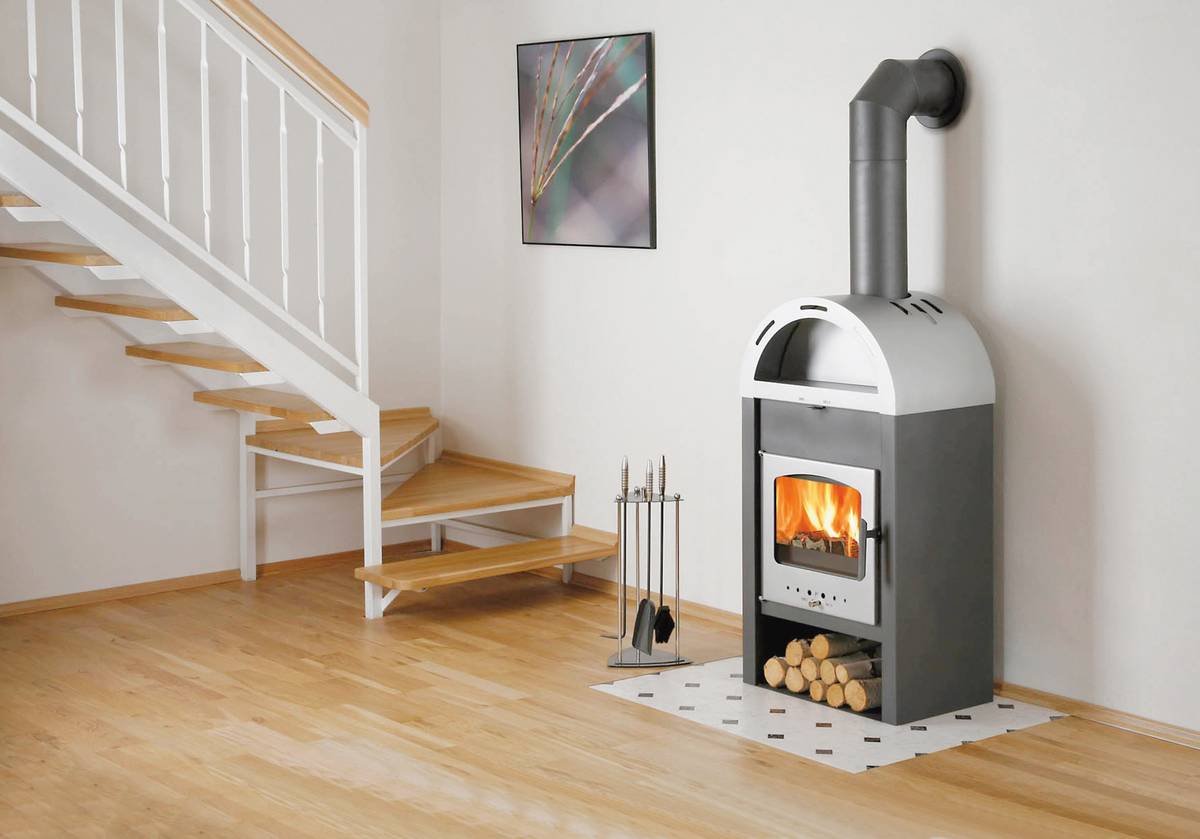 Krbová kamna Haas & Sohn Vaasa Plus III ve dvouplášťovém provedení jsou určena pro místnost o 90 až 149 m3 v závislosti na energetické náročnosti budovy. Cena 19 000 Kč