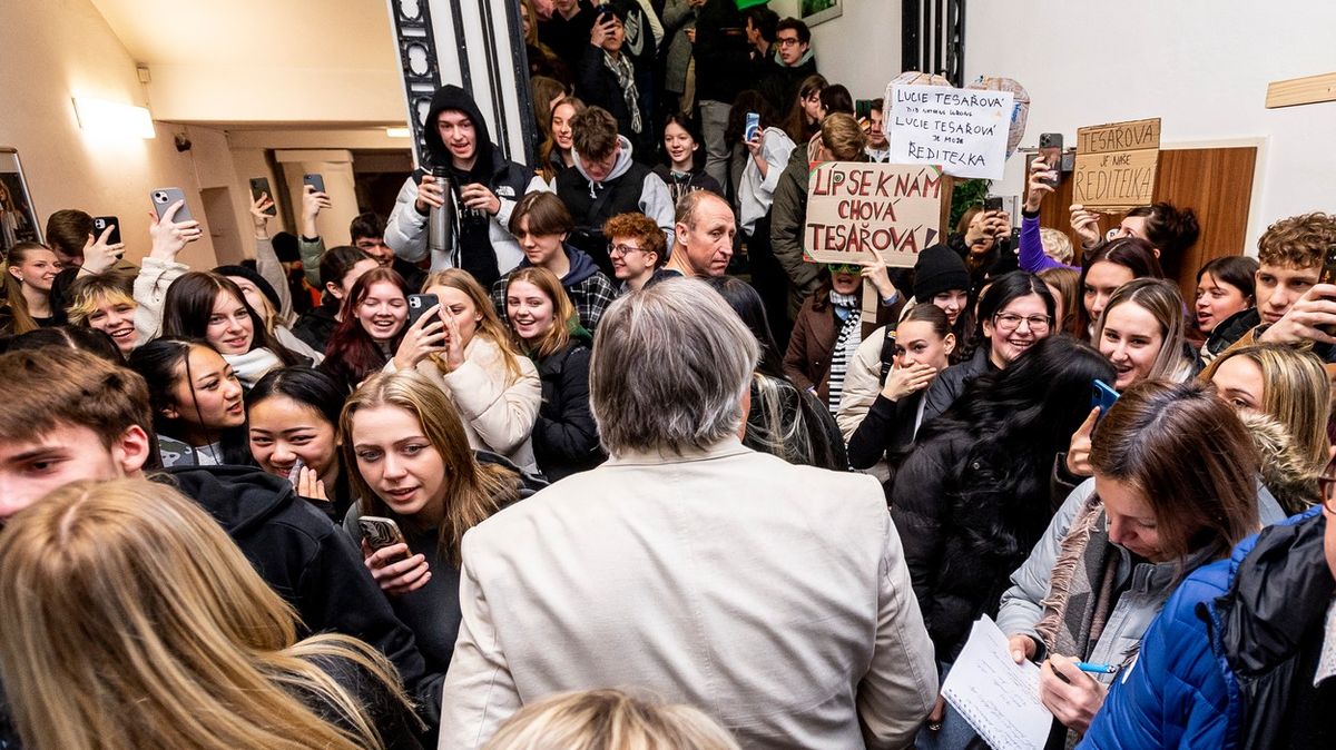 Studenti ústecké obchodní akademie stávkují kvůli výpovědi učitelky. Chtějí konec ředitele
