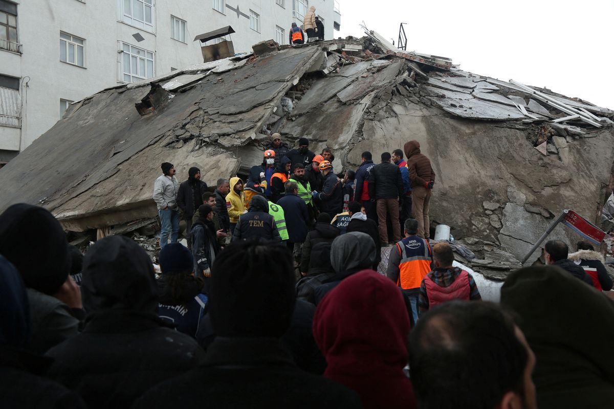 Za velký počet obětí zemětřesení může nízká kvalita staveb i načasování, míní experti