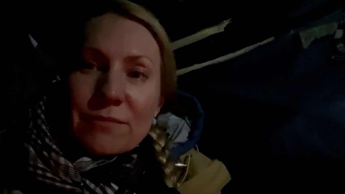 Sama na frontě. Kdyby něco, tady je granát, řekl mi a odešel pomáhat raněným
