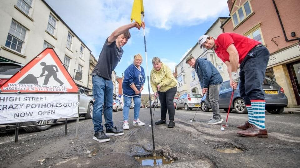 Výmoly open. Mladík zesměšnil radní kvůli katastrofickému stavu silnice