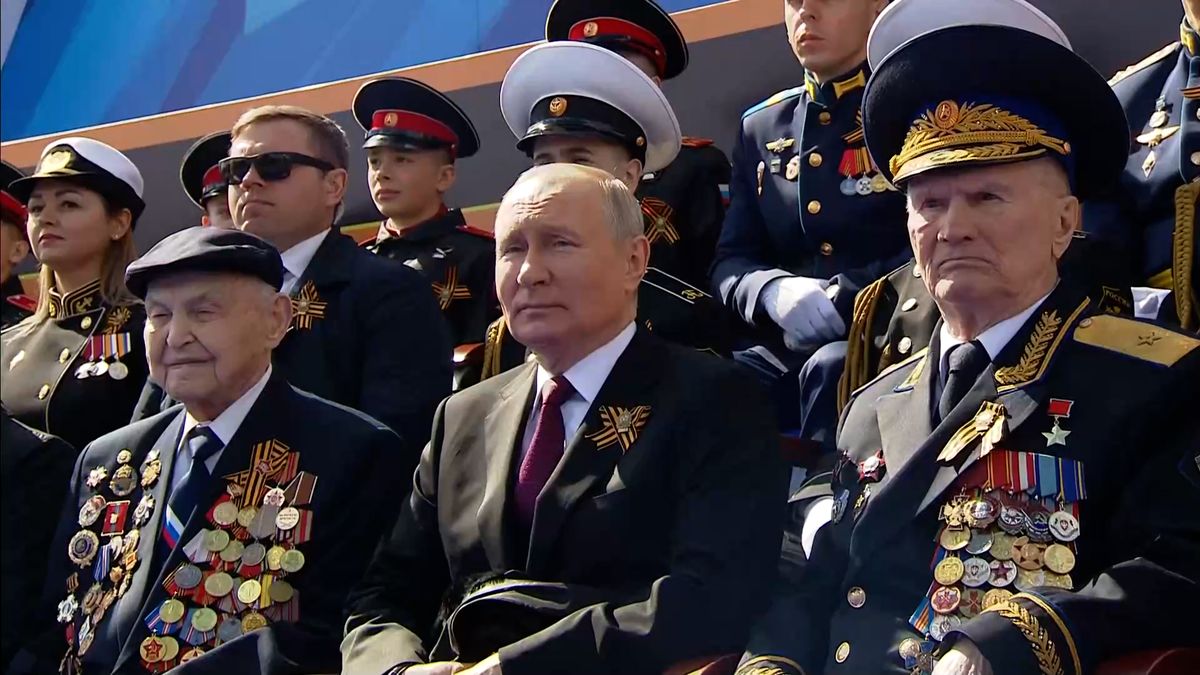 Vedle Putina seděl na tribuně Zajcev. S nacisty nebojoval, zato potlačoval pražské jaro