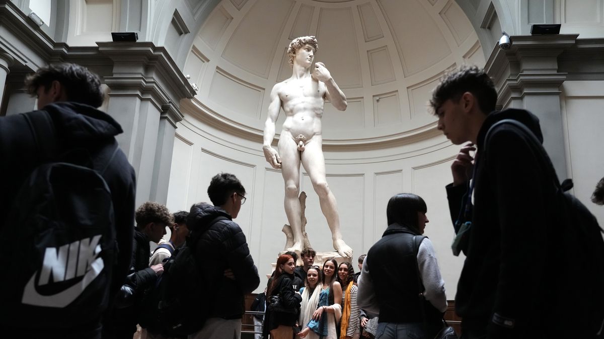 Zástupy turistů se hrnou k soše Davida ve Florencii. Kvůli kontroverzi na americké škole