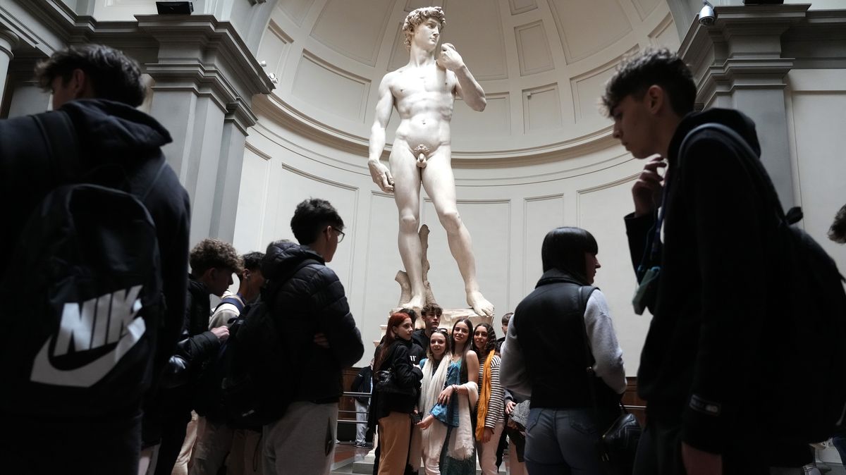 Zástupy turistů se hrnou k soše Davida ve Florencii. Kvůli kontroverzi na americké škole