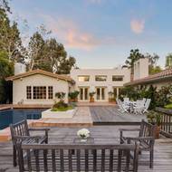 Dřevěná část terasy je vyhrazena pro posezení.