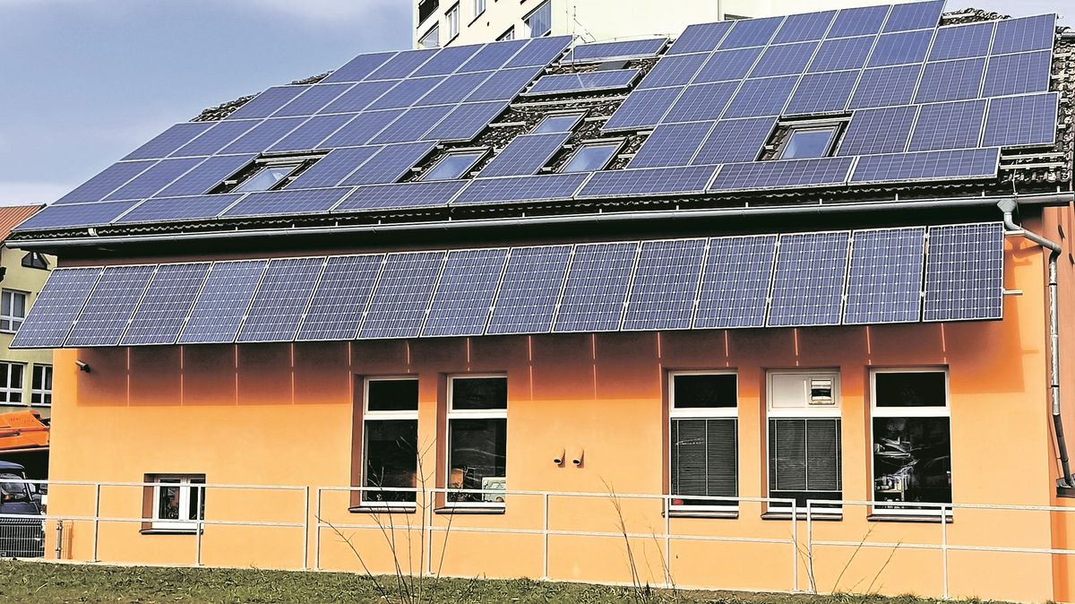 Soláry se montují i na slabé střechy, hrozí zřícení