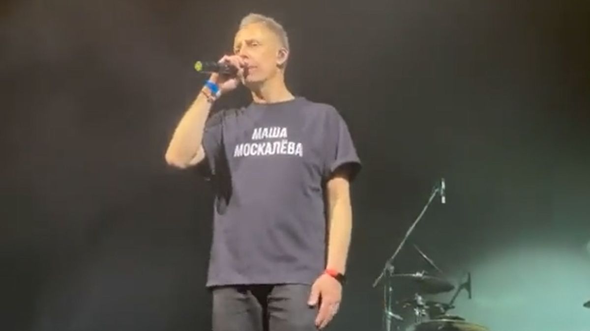 Ruský zpěvák se na podiu zastal otce dívky s protiválečnou kresbou, lidé pak skandovali proti válce
