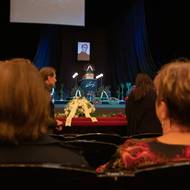 Smuteční řečníci na Červenou vzpomněli jako na veselou dámu, která se vždy dívala kupředu a žila pro divadlo a jeviště.