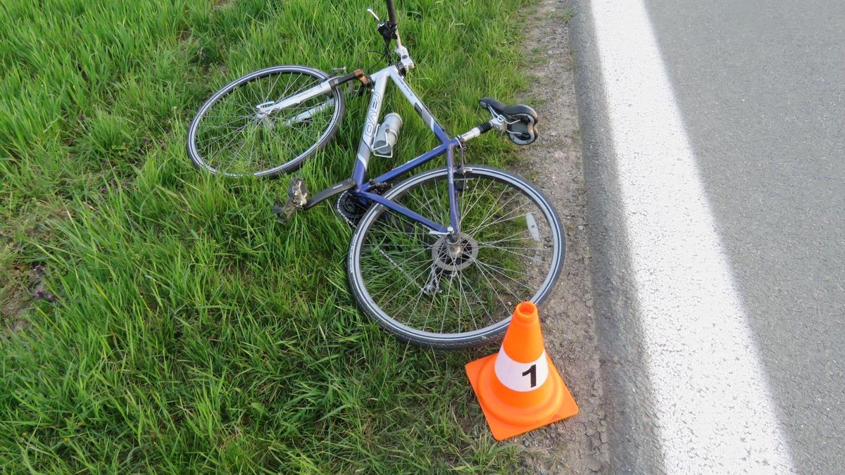 Těžce zraněný cyklista skončil po nehodě v nemocnici, policie zjišťuje, o koho se jedná