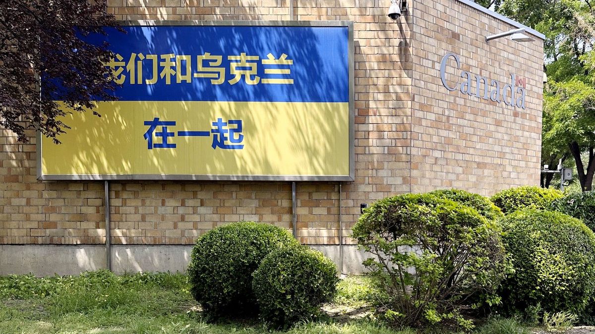 Nevyužívejte zdi k propagandě. Peking se zlobí na ambasády v zemi kvůli vyjadřování solidarity s Ukrajinou