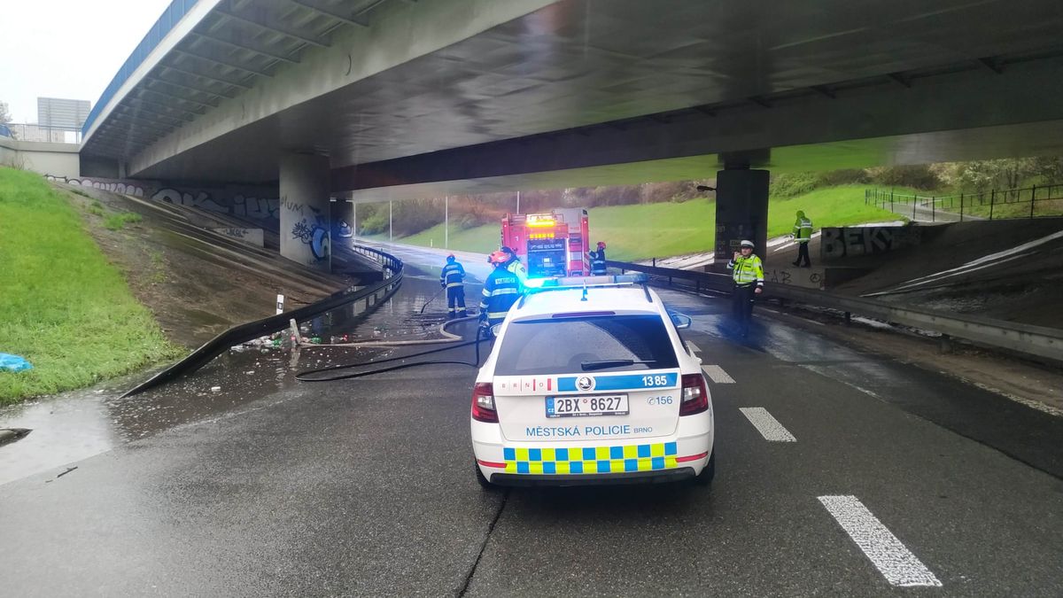 Déšť komplikuje páteční dopravu. Snižte rychlost, apeluje policie
