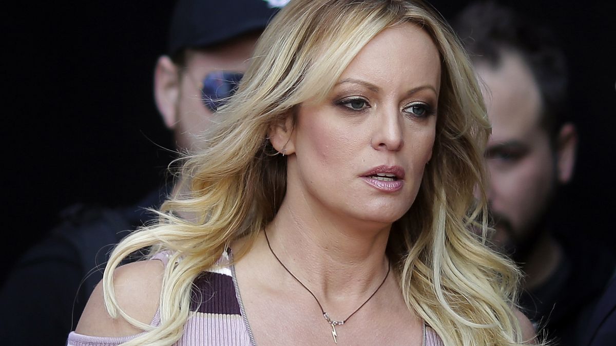 Pornohvězda si vybavuje Trumpovo černé pyžamo a Týden se žraloky