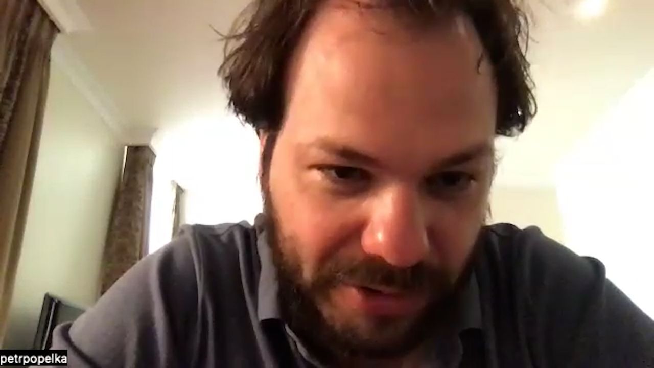 Dirigent Petr Popelka Schönberga miluju Stream