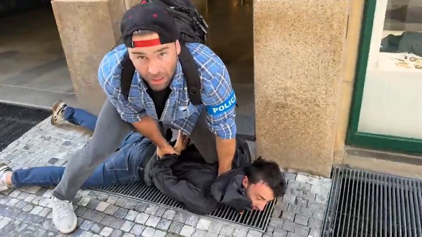 Fotbaloví hooligans se porvali v pražském baru. Policie je honila po ulici