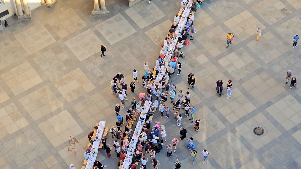 Lidé na Hradě jedli a muzicírovali. K sousedské slavnosti se připojil i prezident