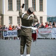 Polský bubeník si na začátku vystoupení fotil selfie s diváky