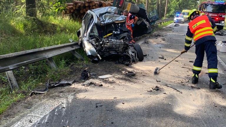 Auto se na Plzeňsku srazilo s kamionem, jeden mrtvý