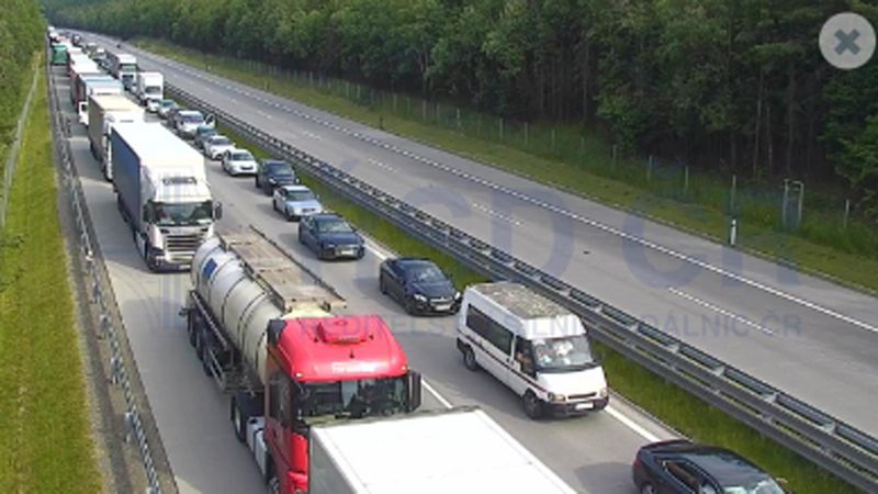 Nehoda dvou kamionů zavřela D1