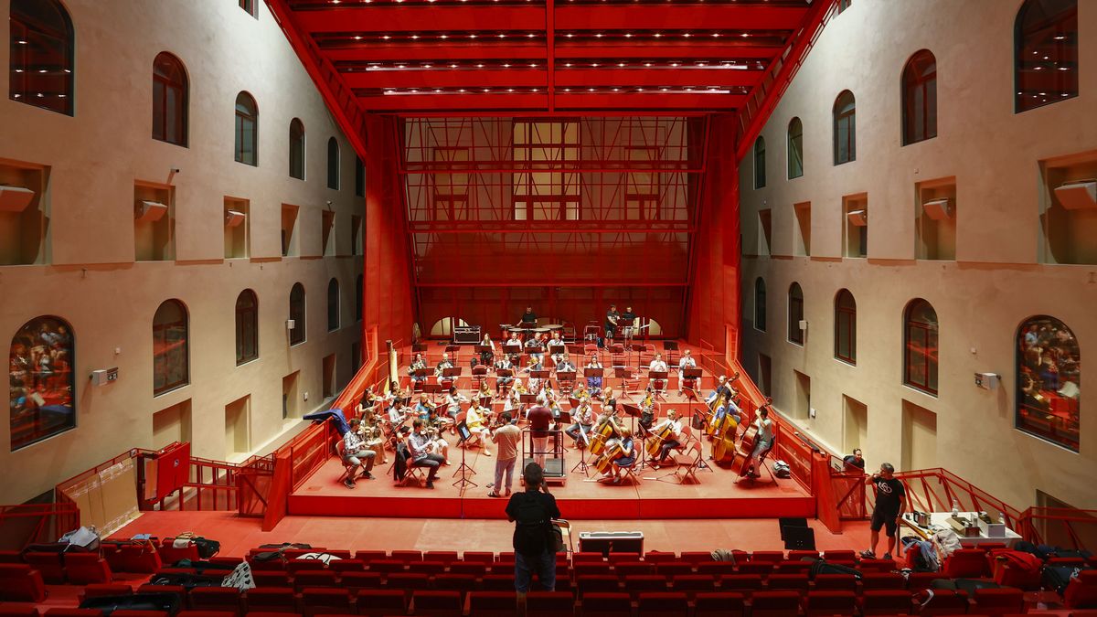 La sala multifunzionale di Karlovy Vary sembra un gigantesco granchio rosso