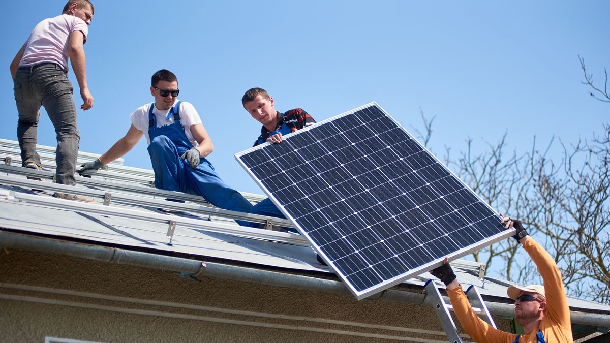Lidé dělají při instalaci solárních panelů nebezpečné chyby. Co byste si měli ohlídat?
