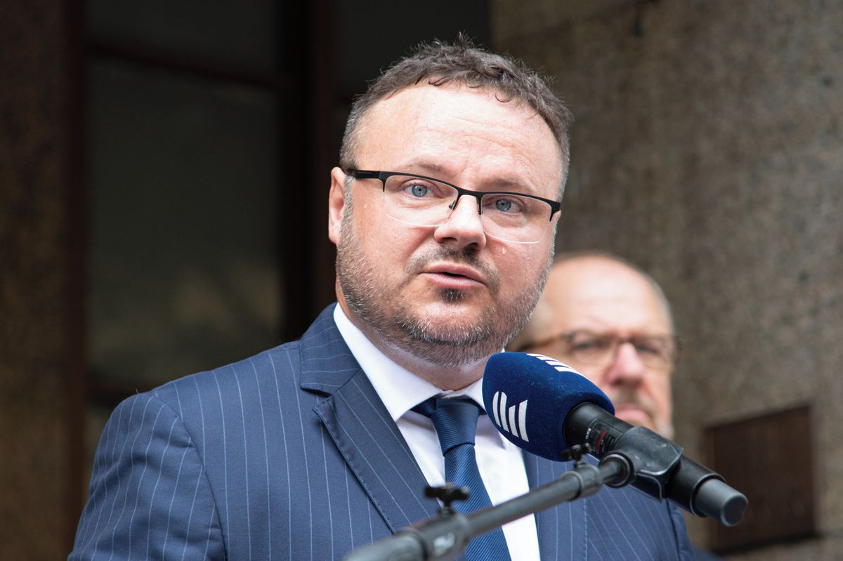 Jsme na správné straně dějin i nyní, řekl šéf ČRo Zavoral před budovou rozhlasu