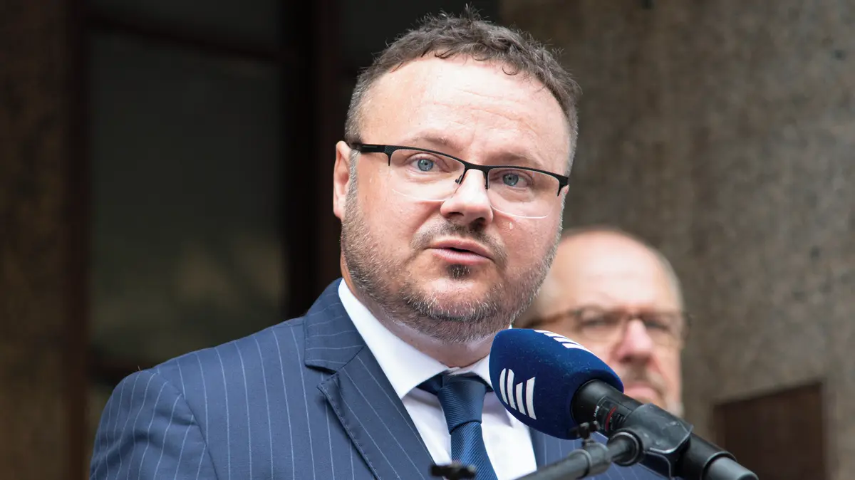 Jsme na správné straně dějin i nyní, řekl šéf ČRo Zavoral před budovou rozhlasu