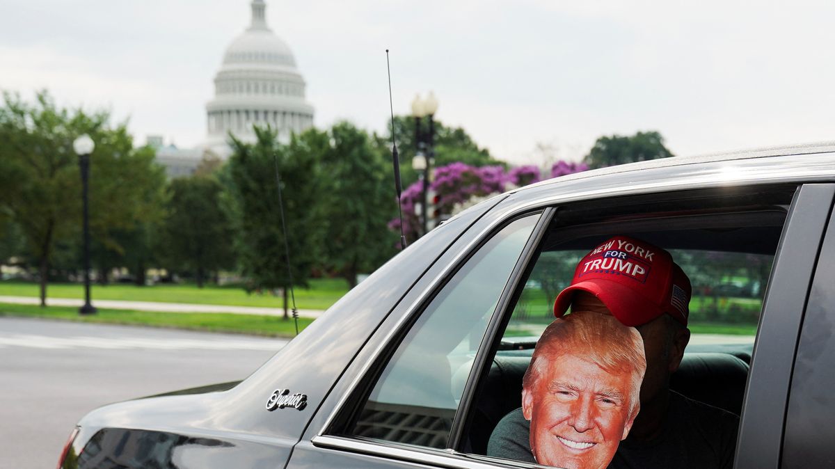 Trump dorazí k soudu a vyslechne další obvinění. Ve hře jsou stovky let vězení