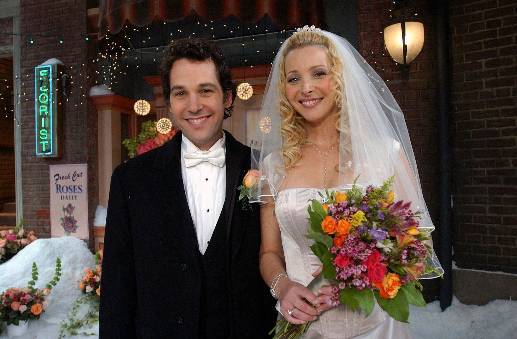 Phoebe a Mike na jejich svatební den