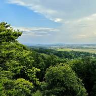 Vyhlídka se nachází ve více než 400 metrech nad mořem a shlíží na Jíčínsko, Zebín a Veliš.