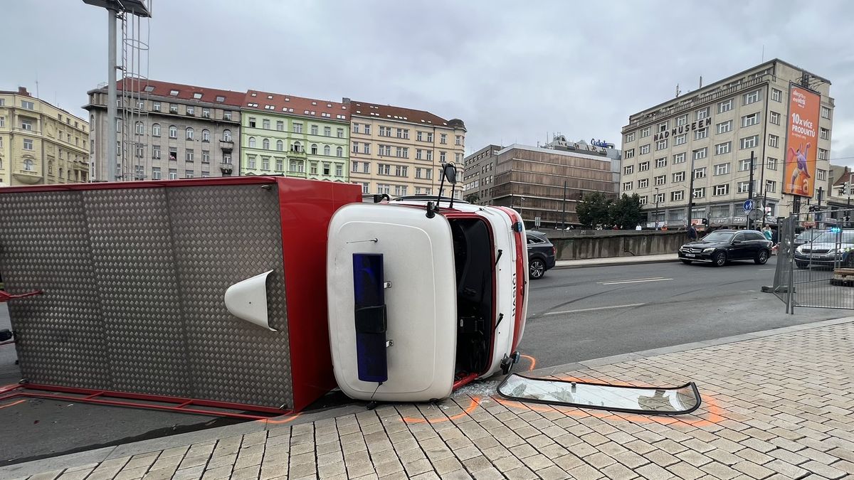 U Národního muzea v Praze se převrátilo hasičské auto