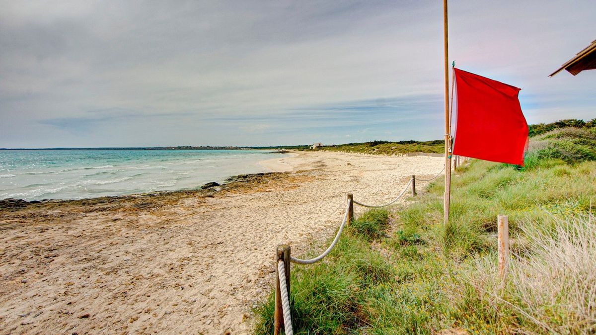 Mallorca na některých plážích zakázala koupání kvůli uniklým fekáliím